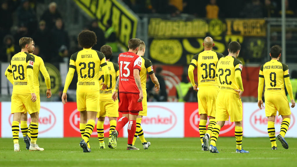 Los jugadores del Dortmund se marchan decepcionados. (Foto: Getty)