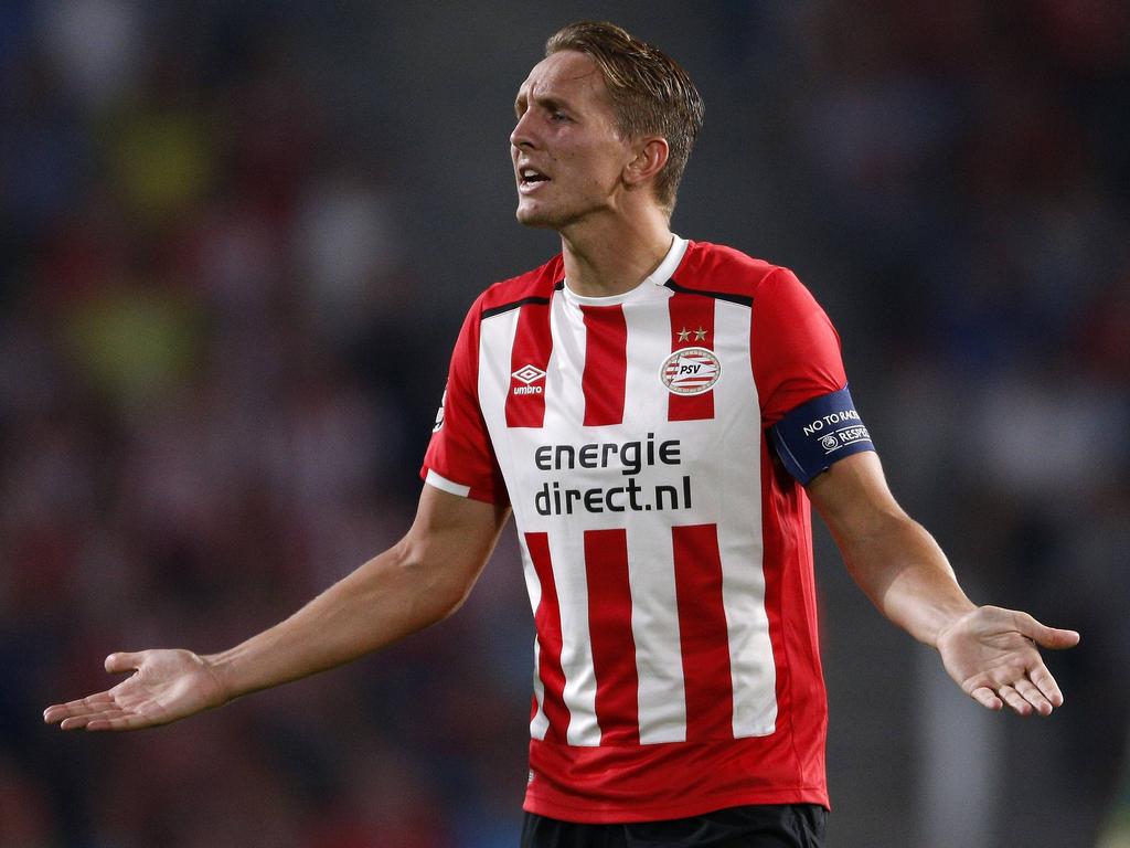 Luuk de Jong is het niet eens met een beslissing van de scheidsrechter tijdens PSV - Atlético Madrid. (13-09-2016)