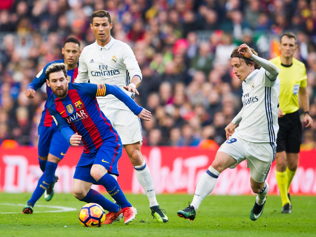 Lionel Messi (l.) und Cristiano Ronaldo (hinten) schätzen sich