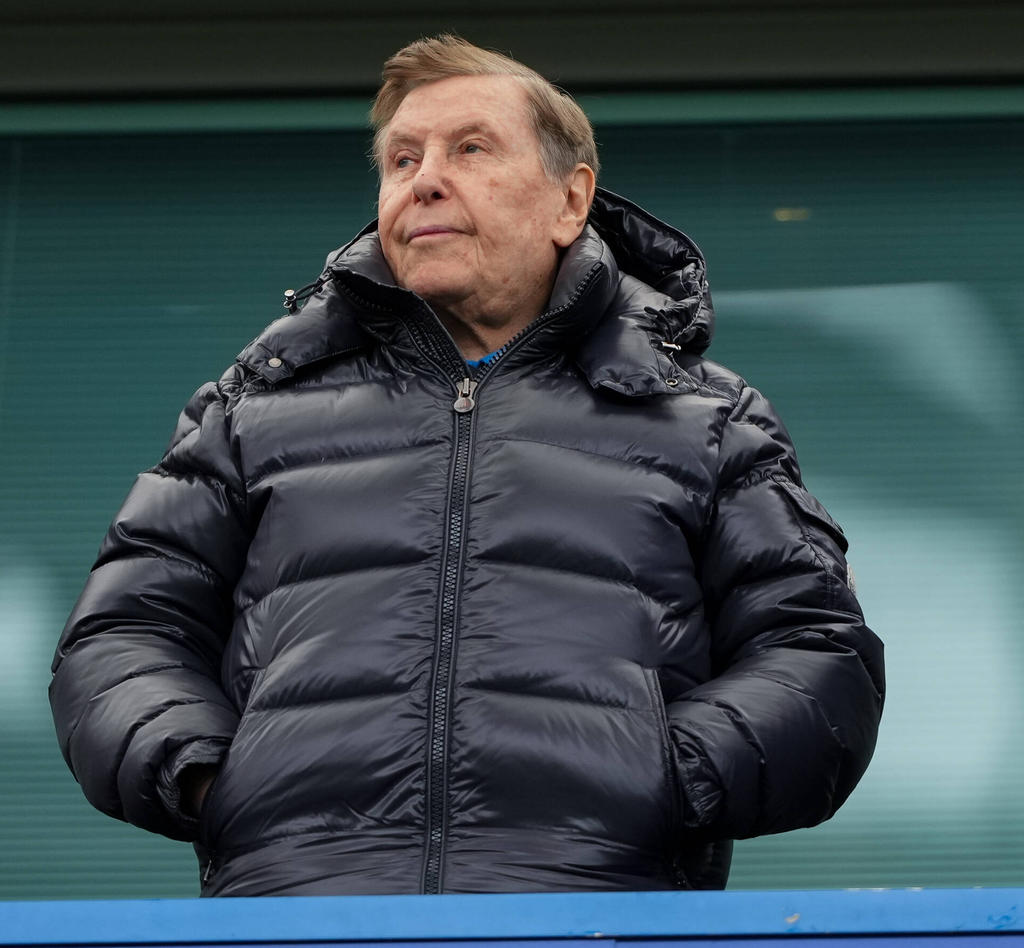 Pini Zahavi ist auf den Tribünen der Fußball-Welt zu Gast