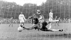 Großer Moment: Bernhard Ochmann trifft 1979 für Viktoria Köln gegen den FC Bayern