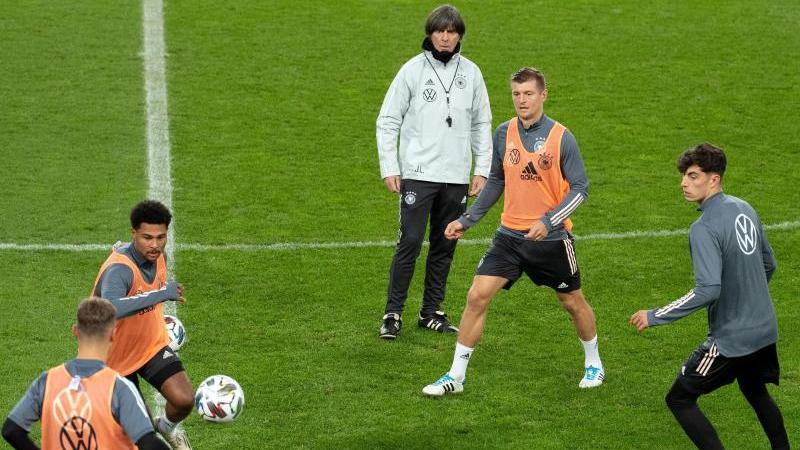 Joachim Löw /M.) will gegen die Schweiz einen überzeugenden Sieg mit dem DFB-Team feiern