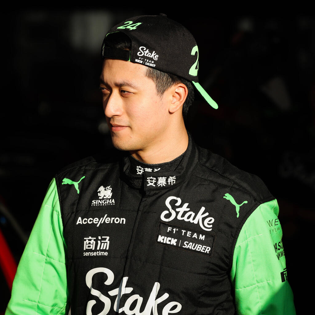 Zhou im Duell mit Bottas