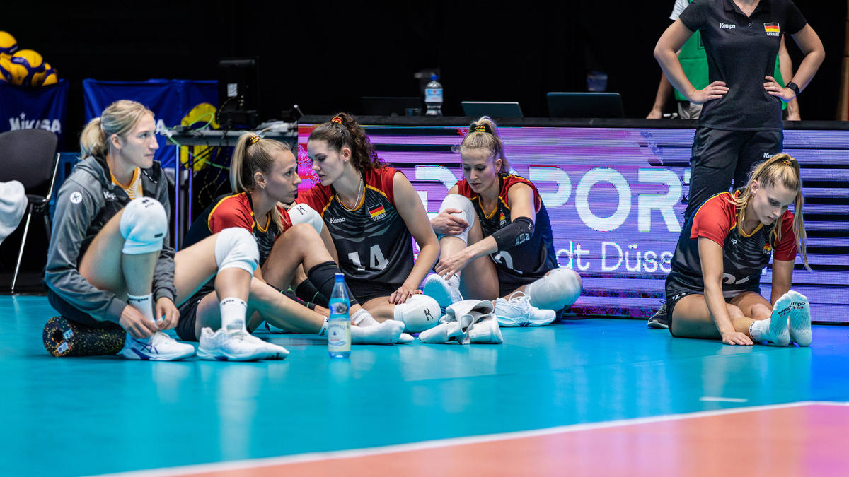 Den ersten Sieg fuhr das deutsche Team um Pia Kästner (M) und Marie Scholzel (r)gegen Thailand ein.