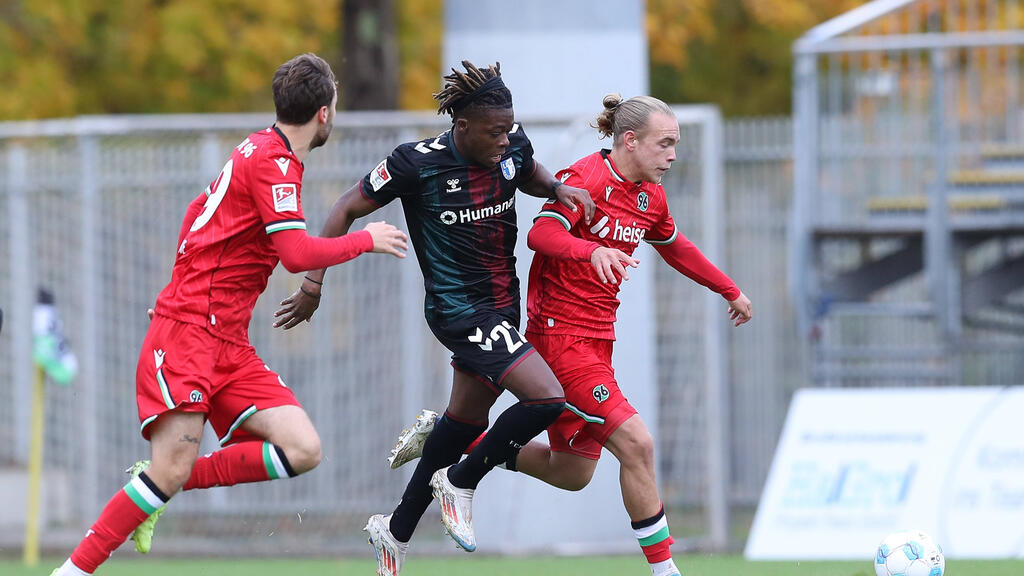 Pierre Nadjombe (M.) machte im Testspiel gegen Hannover 96 eine gute Figur