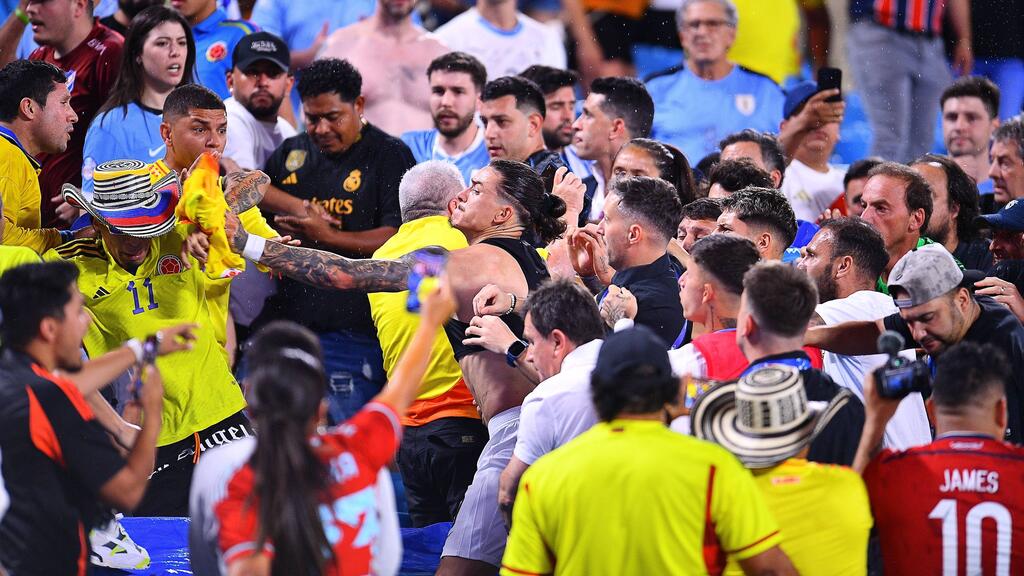 Darwin Nunez inmitten von Fans