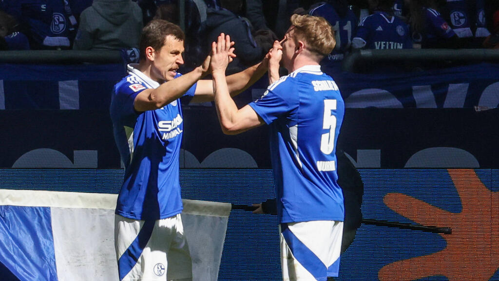 Derry Murkin (r.) könnte den FC Schalke 04 im Sommer verlassen Derry Murkin (r.) könnte den FC Schalke 04 im Sommer verlassen