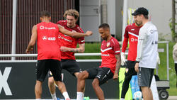 Nikolas Nartey (3.v.l.) bleibt dem VfB Stuttgart doch erhalten