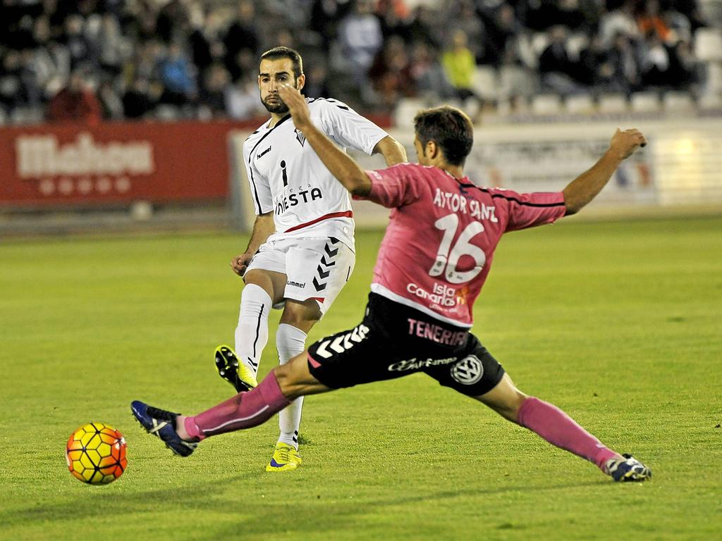 Antoñito filtra un pase con la camiseta del Albacete ante el Tenerife. (Foto: Imago)