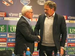 Trainers Foppe de Haan (l.) en Henk de Jong schudden elkaar de hand na de Friese derby tussen sc Heerenveen en SC Cambuur. (01-11-2015)