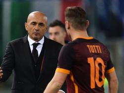 Trainer Luciano Spalletti bedankt zijn Francesco Totti voor zijn diensten. AS Roma ontvangt Frosinone. (30-01-2016)