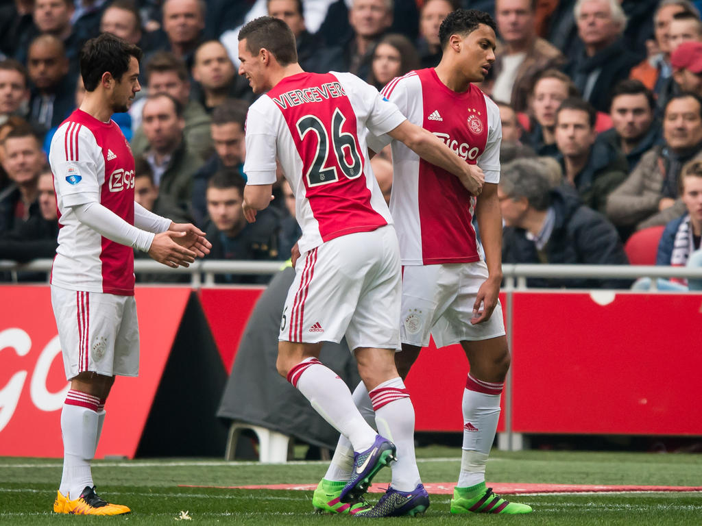 Jaïro Riedewald (r.) trapt in de grond en moet in de eerste helft van de wedstrijd Ajax - Feyenoord al snel worden vervanger. Nick Viergever (m.) neemt zijn plek in. (07-02-2016)