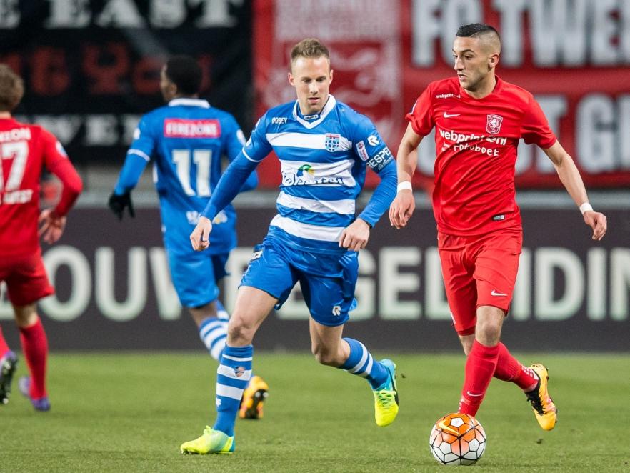 Hakim Ziyech (r.) probeert onder druk van PEC Zwolle-verdediger Bart van Hintum het overzicht te behouden. (12-03-2016)