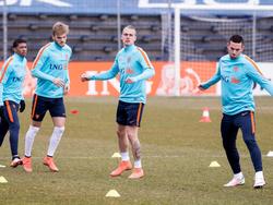 V.l.n.r: Patrick van Aanholt, Timo Letschert, Rick Karsdorp en Vincent Janssen zijn bezig met de warming-up tijdens de training van het Nederlands elftal. (22-03-2016)
