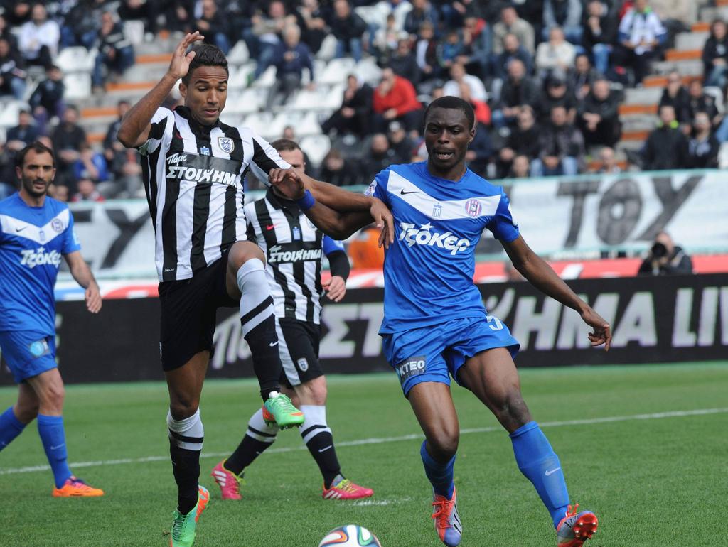 In het seizoen 2013/2014 is Danny Hoesen (l.) verhuurd aan PAOK Saloniki. Hier gaat hij een duel aan met Gabriel Zakuani (r.) van AEL Kalloni. (30-3-2014)