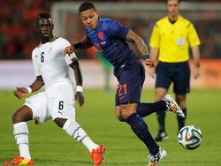Memphis Depay (r.) in duel met Afriyie Acquah (l.) tijdens Nederland - Ghana. (31-5-2014)