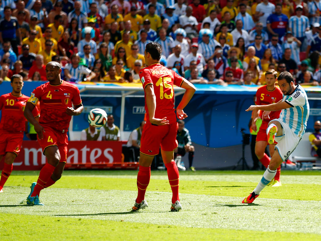 Gonzalo Higuaín schoot Argentinië al vroeg op voorsprong. (5-7-2014)