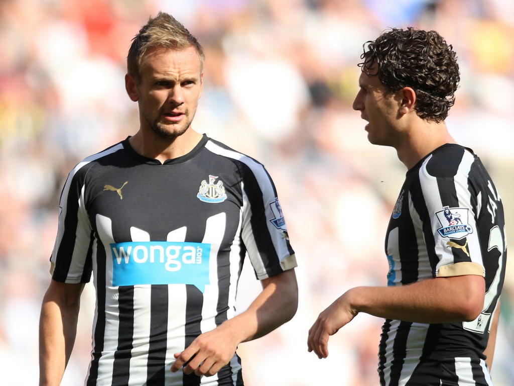 De Nederlanders Siem de Jong (l.) en Daryl Janmaat (r.) zijn aan het overleggen tijdens de competitiewedstrijd Newcastle United - Crystal Palace. (30-08-2014) De Nederlanders Siem de Jong (l.) en Daryl Janmaat (r.) zijn aan het overleggen tijdens de competitiewedstrijd Newcastle United - Crystal Palace. (30-08-2014)