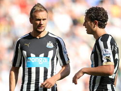 De Nederlanders Siem de Jong (l.) en Daryl Janmaat (r.) zijn aan het overleggen tijdens de competitiewedstrijd Newcastle United - Crystal Palace. (30-08-2014)