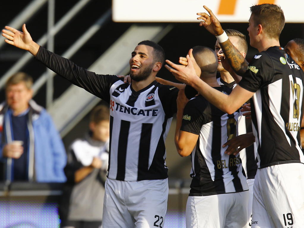 Heracles Almelo is on fire. Oussama Tannane scoort de 3-1 tegen ADO Den Haag en samen met ploeggenoten viert hij de treffer. (23-11-2014) Heracles Almelo is on fire. Oussama Tannane scoort de 3-1 tegen ADO Den Haag en samen met ploeggenoten viert hij de treffer. (23-11-2014)