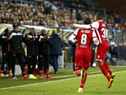 Nemanja Gudelj (l.) laat zich bejubelen door teamgenoten nadat hij AZ met een geweldige volley op 0-1 heeft gezet tegen NAC Breda. Dabney omhelst de doelpuntenmaker. (08-11-2014)