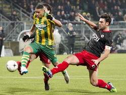 Gianni Zuiverloon (l.) is Sander Fischer te snel af en scoort de 2-2 tegen Excelsior. (13-12-2014)