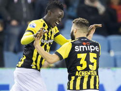 Vitesse speler Bertrand Traoré (l.) heeft zojuist een wonderschoon doelpunt gescoord en de Arnhemmers daarmee op 2-0 gezet tegen Willem II. Rochdi Achenteh (r) komt het feestje meevieren. (14-02-2015) 