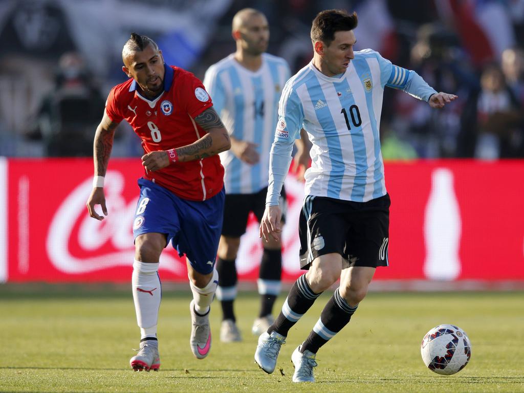 Messi (d.) volvió a no tener su noche con la camiseta albiceleste. (Foto: Getty)