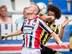 Dico Koppers (l.) en Isaiah Brown (r.) vechten een stevig luchtduel uit tijdens het competitieduel Willem II - Vitesse. (09-08-2015)