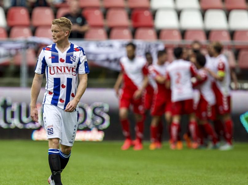 Sam Larsson baalt dat zijn ploeg met 1-0 achter is gekomen. Hij loopt rustig richting de middenlijn, terwijl op de achtergrond FC Utrecht het doelpunt viert. (16-08-2015)