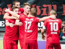 FC Twente komt al vroeg in de wedstrijd op voorsprong tegen Roda JC. Het is basisdebutant Jari Oosterwijk (m.) die de 1-0 maakt. (27-09-2015)