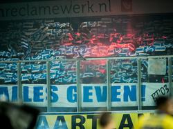 Het uitvak van het Cambuur Stadion zit stampvol voor de degradatiekraker SC Cambuur - De Graafschap. De fans van de Superboeren steunen hun club met een mooi gebaar. (27-11-2015)