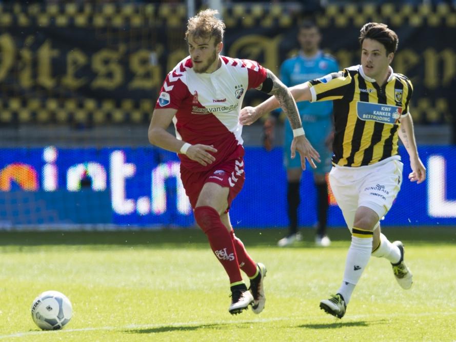 Valeri Qazaishvili (r.) moet in de achtervolging bij Timo Letschert (l.) tijdens het competitieduel Vitesse - FC Utrecht (01-05-2016).