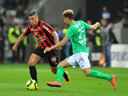 Hatem Ben Arfa (l.) probeert Kévin Malcuit (r.) te passeren tijdens het competitieduel OGC Nice AS Saint-Étienne (07-05-2016).