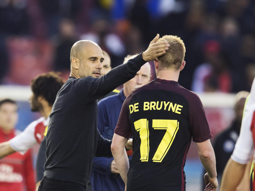 Guardiola felicita al atacante belga tras un duelo ante el Arsenal. (Foto: Getty)