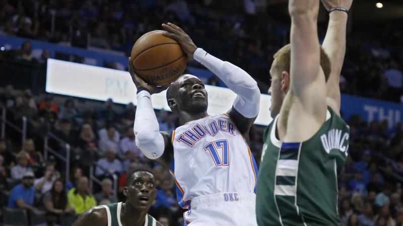 Dennis Schröder (M) spielt in der NBA für Oklahoma City Thunder Dennis Schröder (M) spielt in der NBA für Oklahoma City Thunder