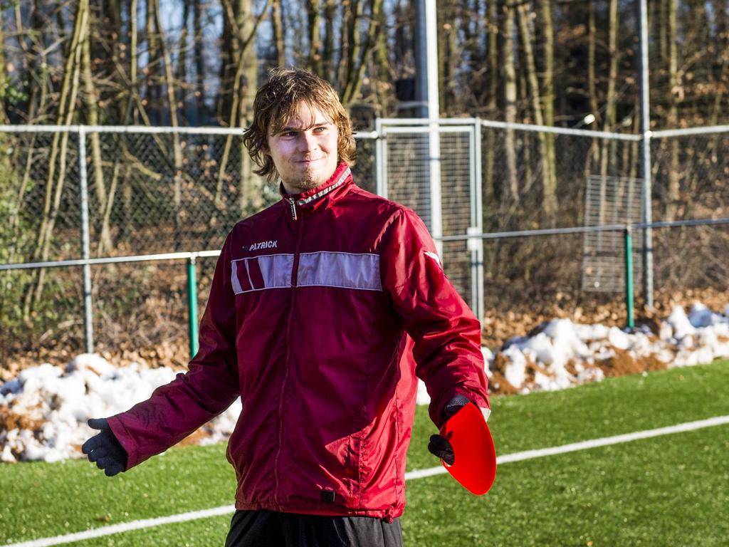 Sam Lundholm heeft zich warm aangekleed voor de training van NEC. (21-01-2017)