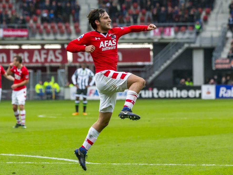 Joris van Overeem heeft net AZ op zeer fraaie wijze 3-0 voor gezet tegen ADO Den Haag. Hij viert zijn eigen feestje.