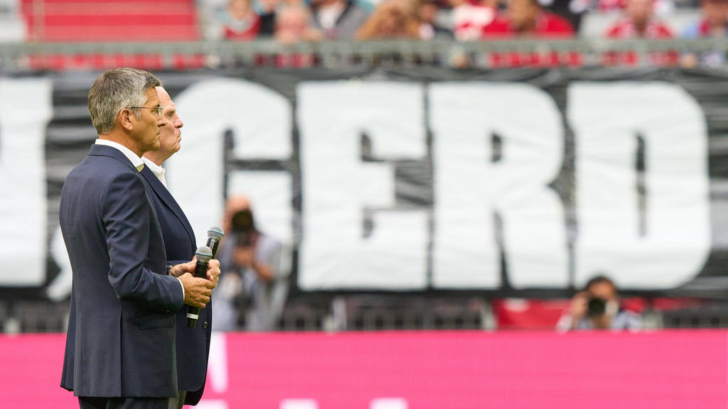 Bayerns Ehrenpräsident Uli Hoeneß (r) hält vor dem Spiel gegen Köln eine Rede