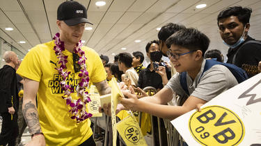 BVB-Kapitän Marco Reus erfüllte bei der Ankunft in Singapur zahlreiche Autogrammwünsche