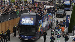 Spieler des FC Barcelona fahren mit einem offenen Bus durch die katalanische Metropole