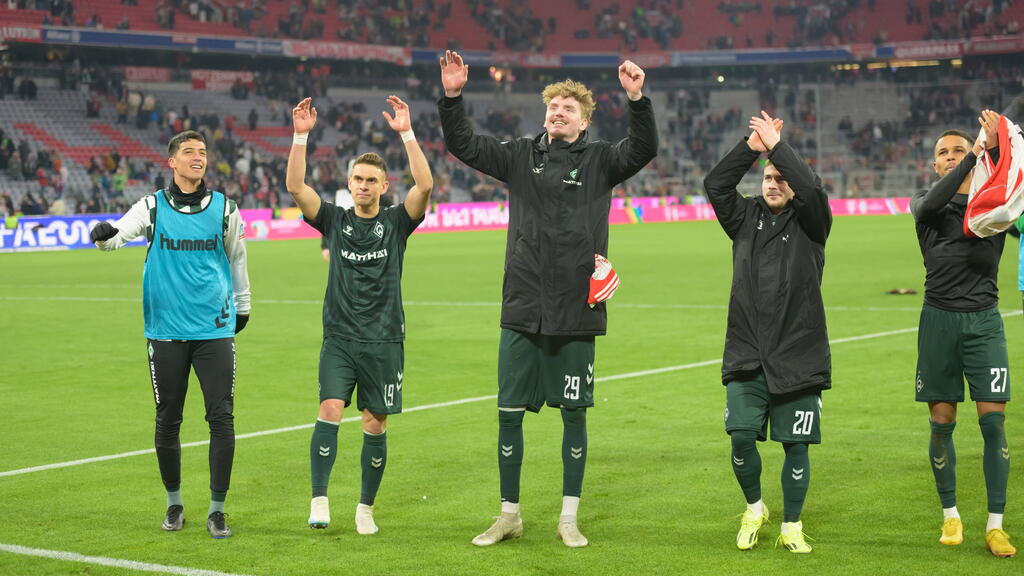 Nick Woltemade (M.) könnte Werder Bremen verlassen