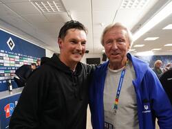Horst Hrubesch (r) nach dem HSV-Aufstieg mit Trainer Merlin Polzin