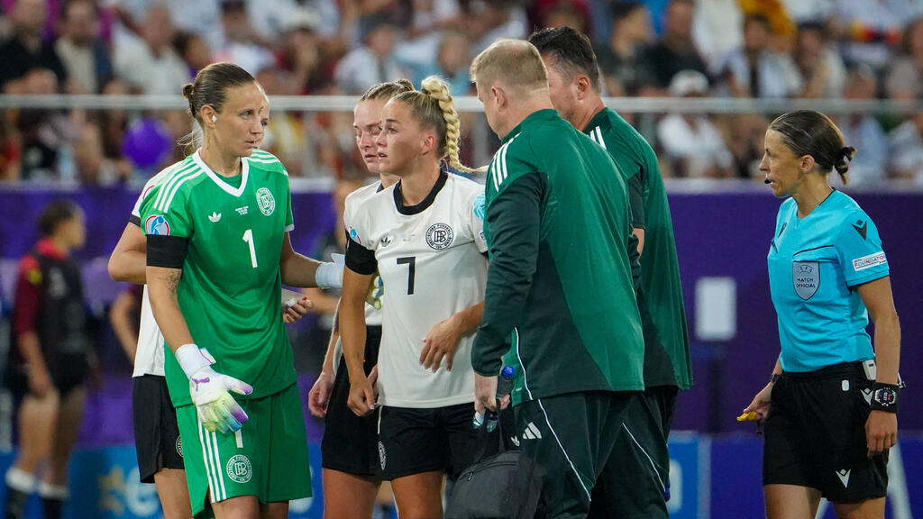 Giulia Gwinn verletzte sich im ersten EM-Spiel Giulia Gwinn verletzte sich im ersten EM-Spiel