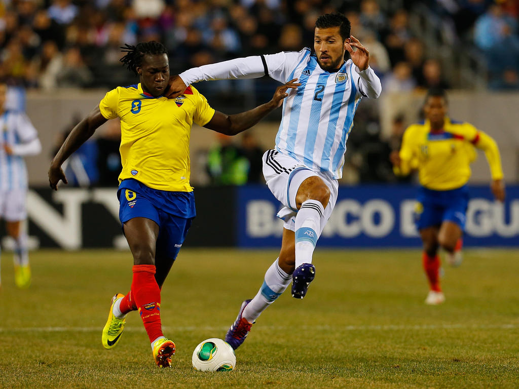 Felipe Caicedo (izq.) del Espanyol en un amistoso ante Argentina en el 2013. (Foto: Getty)