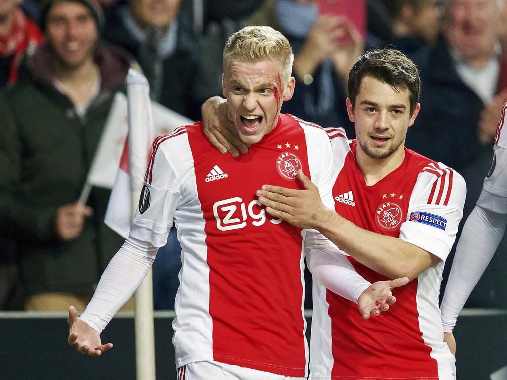 Donny van de Beek (l.) schreeuwt het uit nadat hij zijn eerste goal in de hoofdmacht van Ajax heeft gemaakt. De middenvelder scoort de 1-0 tegen Molde FK, maar loopt daarbij ook een hoofdwond op. Amin Younes viert het feestje mee. (10-12-2015)