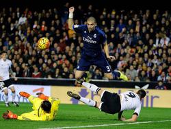 Real Madrid-verdediger Pepe vliegt over het been van Paco Alcácer (r.). Doelman Keylor Navas (l.) gaat onder de bal door. (03-01-2016)