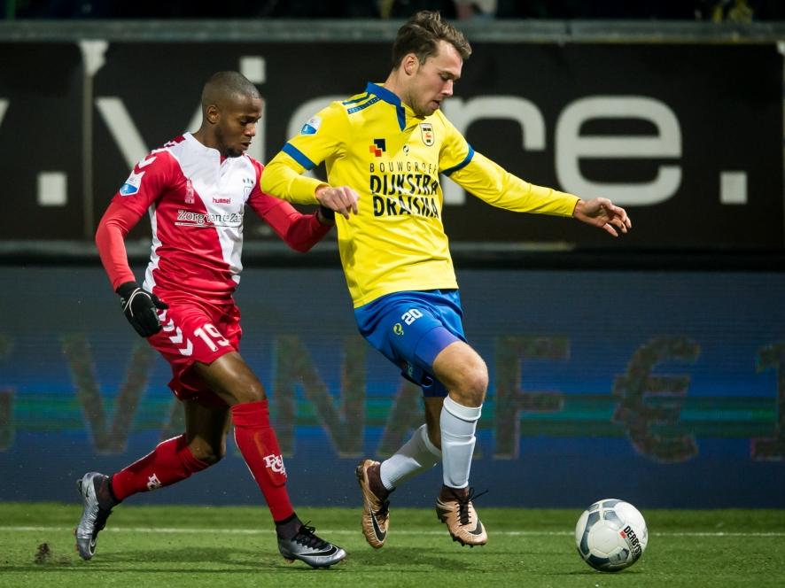 Huurling Ruben Ligeon (l.) moet achter Sander van de Streek aan tijdens SC Cambuur - FC Utrecht. (12-02-2016)