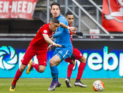 Hakim Ziyech (l.) snelt langs Thom Haye (r.) tijdens het competitieduel FC Twente - AZ Alkmaar. (20-03-2016)