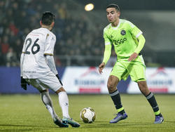 Aschraf el Mahdioui (r.) behoudt het overzicht en probeert een oplossing voorbij Stefano Lilipaly (l.) te zoeken tijdens SC Telstar - Jong Ajax. (12-02-2016)